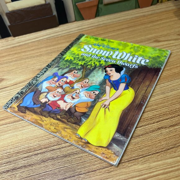 Vintage 1984 Snow White and the Seven Dwarfs A Little Golden Book by Walt Disney - Picture 2 of 8